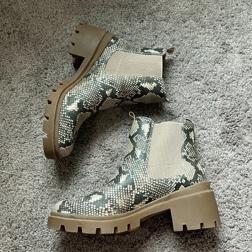 Universal Thread Snakeskin Chelsea Boots - Womens 10 - Picture 3 of 9